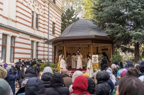 Prinos de laudă adus unui ierarh taumaturg în Capitală Poza 315329