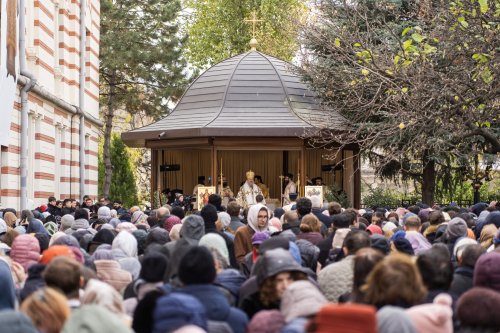 Prinos de laudă adus unui ierarh taumaturg în Capitală Poza 315341