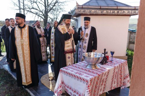 Binecuvântare arhierească pentru credincioșii din Lungani, Iași Poza 316233