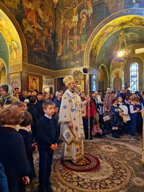 Episcopul Europei de Nord, la o biserică din Capitală Poza 316451