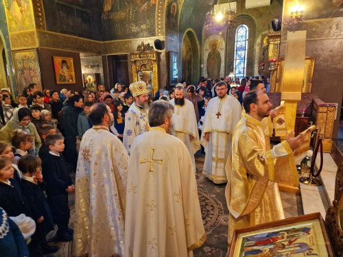 Episcopul Europei de Nord, la o biserică din Capitală Poza 316456