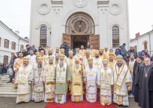 Sobor de ierarhi la sărbătoarea ocrotitorului Mănăstirii Bistriţa Poza 316409