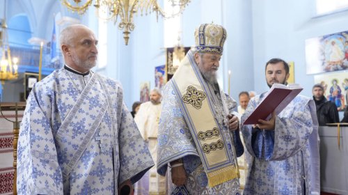 Liturghie arhierească la hramul bisericii din Vad, judeţul Braşov Poza 316565