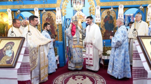 Liturghie arhierească la hramul bisericii din Vad, judeţul Braşov Poza 316567