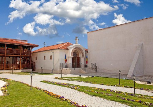 Mausoleul eroilor de la Mănăstirea Comana Poza 316553