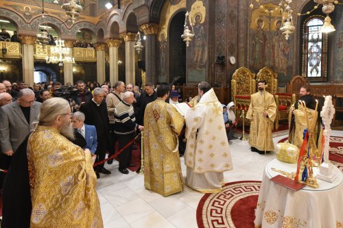 Rugăciune pe Dealul Patriarhiei la ceas de sărbătoare a poporului român Poza 317369