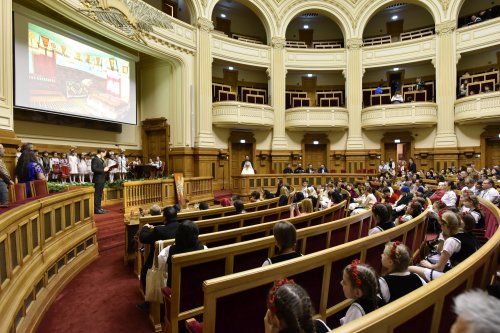 Spectacolul „Sfântul Nicolae în mijlocul copiilor” pe Dealul Patriarhiei Poza 317893