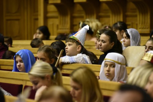 Spectacolul „Sfântul Nicolae în mijlocul copiilor” pe Dealul Patriarhiei Poza 317900