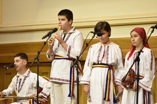 Spectacolul „Sfântul Nicolae în mijlocul copiilor” pe Dealul Patriarhiei Poza 317911