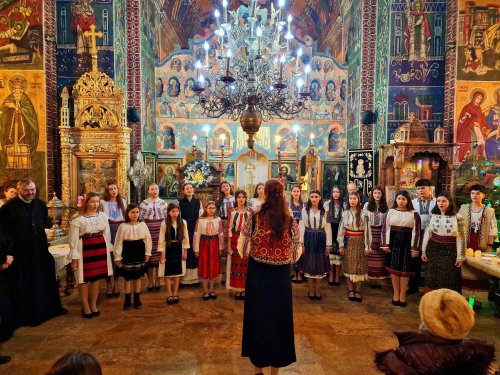 Concert de colinde la Biserica „Izvorul Tămăduirii”-Mavrogheni Poza 318243