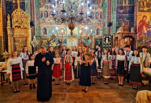 Concert de colinde la Biserica „Izvorul Tămăduirii”-Mavrogheni Poza 318266