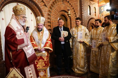 Prinos de laudă Sfintei Mucenițe Filofteia de la Curtea de Argeș Poza 318210