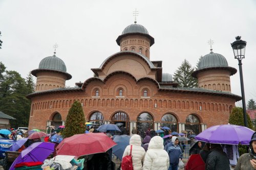 Prinos de laudă Sfintei Mucenițe Filofteia de la Curtea de Argeș Poza 318211