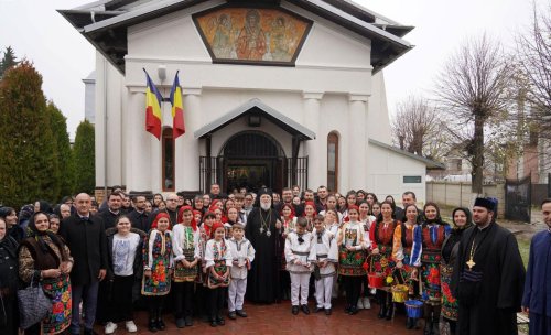 Slujire arhierească de praznicul Sfântului Nicolae în Eparhia Târgoviștei Poza 318240