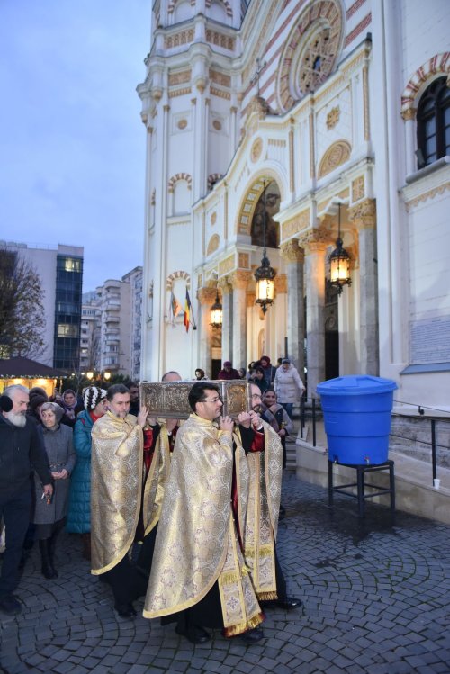 A început sărbătoarea Sfântului Ierarh Spiridon în București Poza 318512