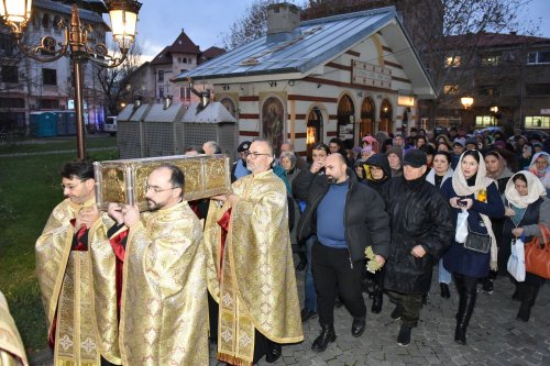 A început sărbătoarea Sfântului Ierarh Spiridon în București Poza 318514