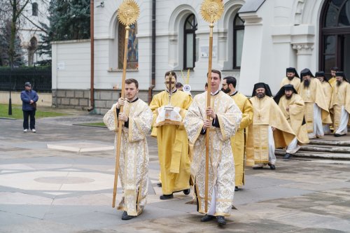 Nașterea Domnului a adunat sute de credincioși la Catedrala Mitropolitană din Iași Poza 319902