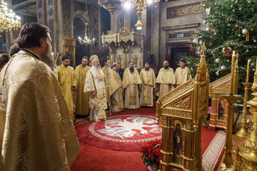 Nașterea Domnului a adunat sute de credincioși la Catedrala Mitropolitană din Iași Poza 319905