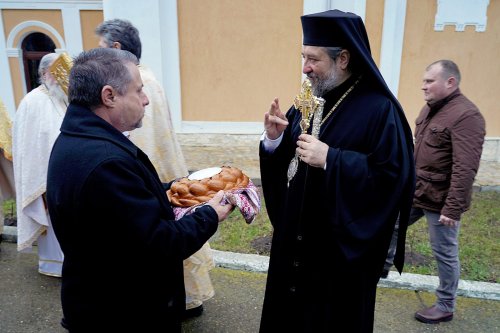 Slujire arhierească în Parohia Voinești, județul Iași Poza 320188