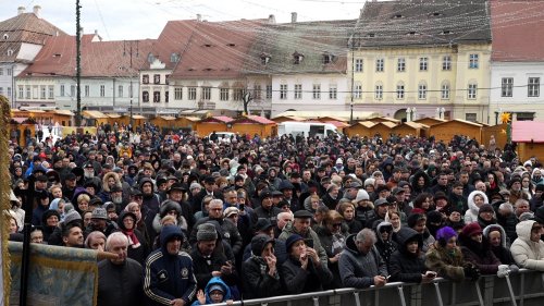 Credincioşii din Sibiu au primit agheasma de Bobotează în Piaţa Mare Poza 320651