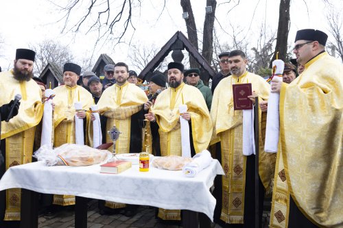 Slujbe de pomenire pentru poetul Mihai Eminescu în Capitală Poza 321210