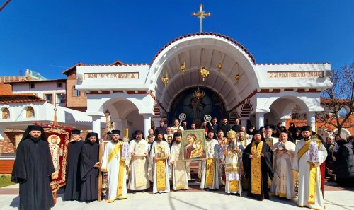 Procesiune cu icoane la mănăstirea teleormăneană Pantocrator