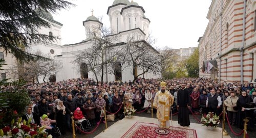 Râuri de evlavie către ierarhul tămăduitor de la Eghina