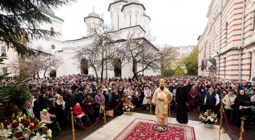 Râuri de evlavie către ierarhul tămăduitor de la Eghina