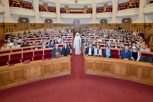Peste 200 de pictori, distinși în Aula Magna „Teoctist Patriarhul”