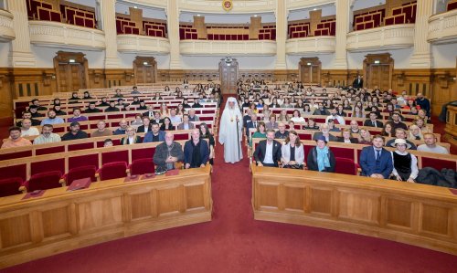 Peste 200 de pictori, distinși în Aula Magna „Teoctist Patriarhul”