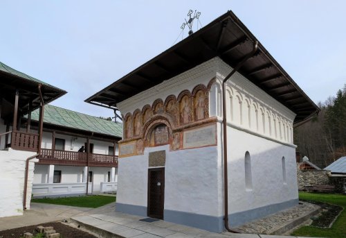 Sclipirile Luminii: Schitul „Sfântul Antonie” de la Iezer - Vâlcea