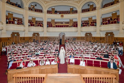 „Sfântul Nicolae în mijlocul copiilor” pe Colina Bucuriei