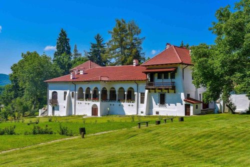 Expoziție de icoane la Conacul Bălceștilor