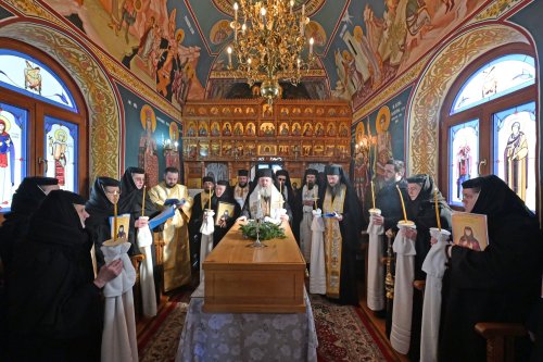 Deshumarea osemintelor Cuvioasei Mucenițe Evloghia de la Samurcășești