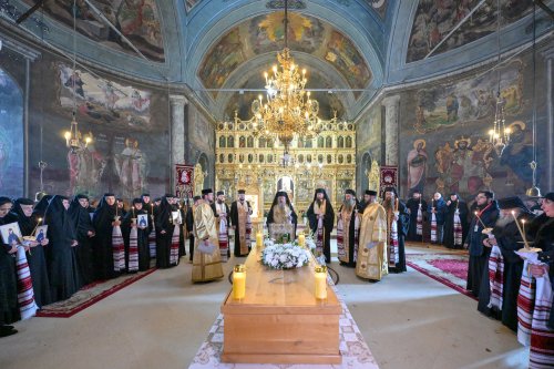 Au fost deshumate osemintele Cuvioasei Elisabeta de la Pasărea