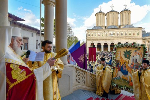 Sclipirile Luminii: Procesiunea de Florii