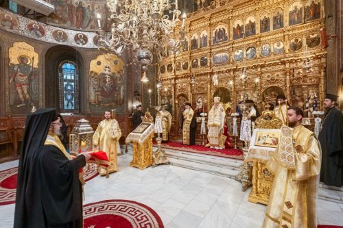 Sfânta Lumină de la Ierusalim primită de Patriarhul României