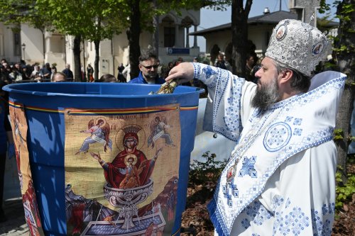 Sfințirea apei în Vinerea Luminată pe Dealul Patriarhiei