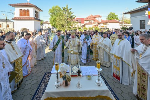 Sfințirea Bisericii „Buna Vestire” din Ploiești