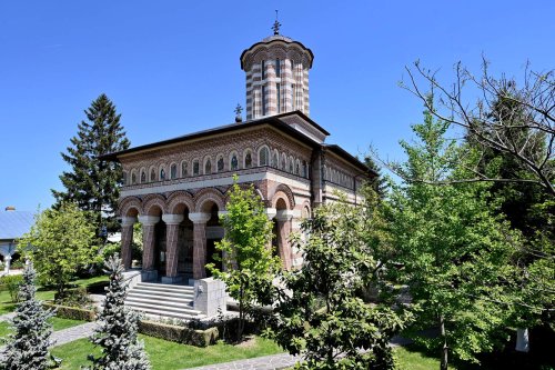 Sclipirile Luminii: Mănăstirea Samurcăşeşti