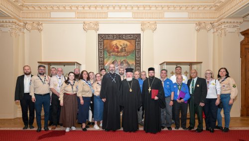 Cercetași creștini ortodocși la Palatul Patriarhiei din București 