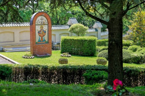 Sclipirile Luminii: Parcul „Grădina Maicii Domnului” al Reşedinţei Patriarhale din Bucureşti