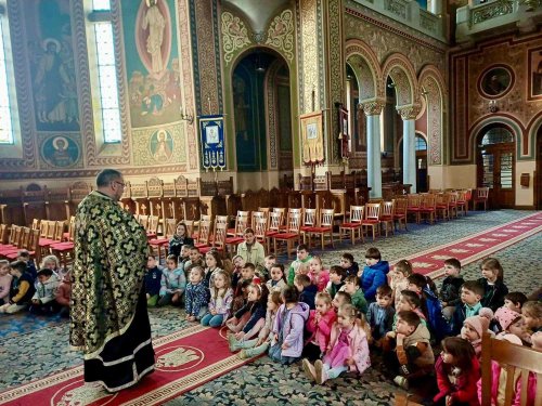 Biserica „Sfânta Treime”, nestemata coroanei de minuni a bătrânei Sighişoare Poza 363613