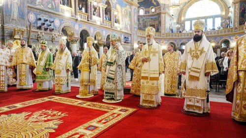 Șase arhierei au liturghisit la hramul Catedralei Mitropolitane „Sfânta Treime” din Sibiu Poza 364361