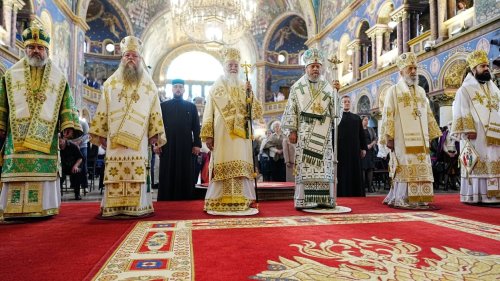Șase arhierei au liturghisit la hramul Catedralei Mitropolitane „Sfânta Treime” din Sibiu Poza 364362