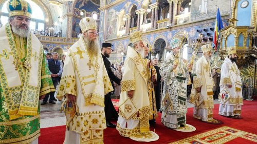 Șase arhierei au liturghisit la hramul Catedralei Mitropolitane „Sfânta Treime” din Sibiu Poza 364363