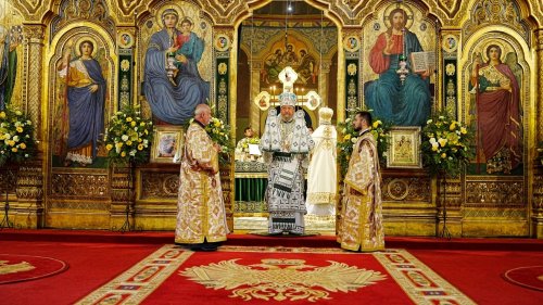 Șase arhierei au liturghisit la hramul Catedralei Mitropolitane „Sfânta Treime” din Sibiu Poza 364364