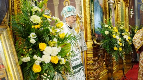 Șase arhierei au liturghisit la hramul Catedralei Mitropolitane „Sfânta Treime” din Sibiu Poza 364365