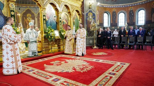 Șase arhierei au liturghisit la hramul Catedralei Mitropolitane „Sfânta Treime” din Sibiu Poza 364366