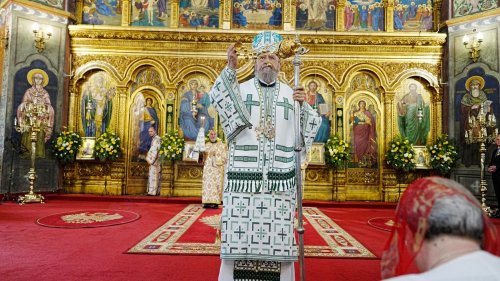 Șase arhierei au liturghisit la hramul Catedralei Mitropolitane „Sfânta Treime” din Sibiu Poza 364370
